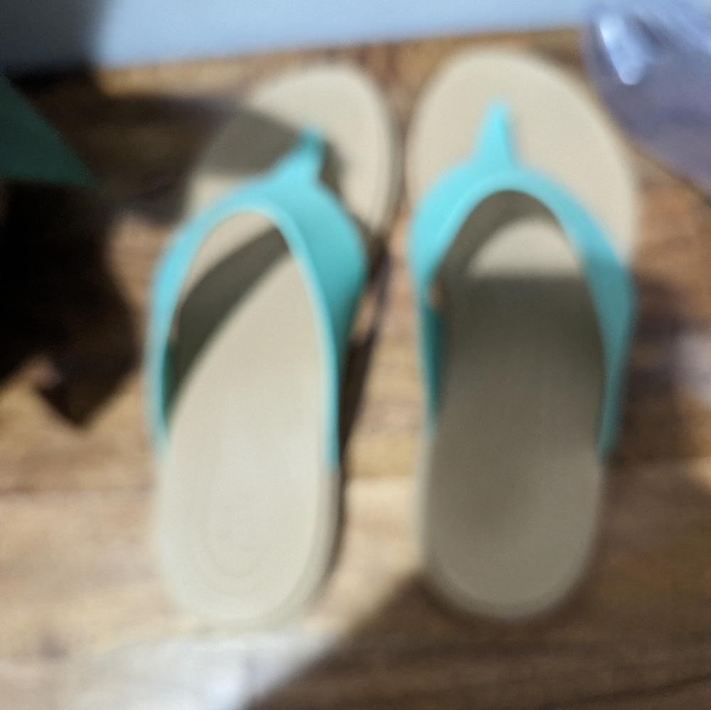Crocs classic V2 flip flops women's size 8 - Picture 6 of 7